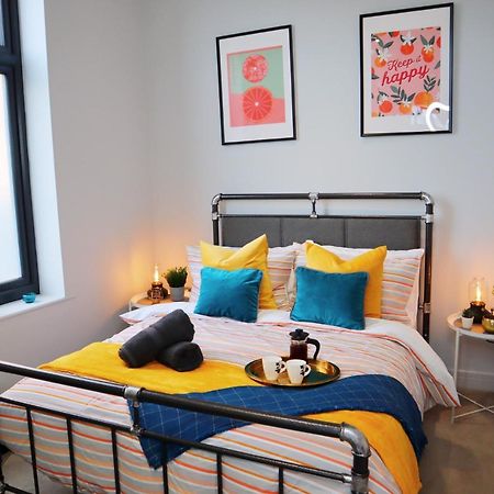 Trendy Urban Industrial Apartment - Great Location - Parking - Fast Wifi - Smart Tv - Beautiful 2 Double Bedroom Apartment Sleeps Up To 4! บอร์นมัธ ภายนอก รูปภาพ