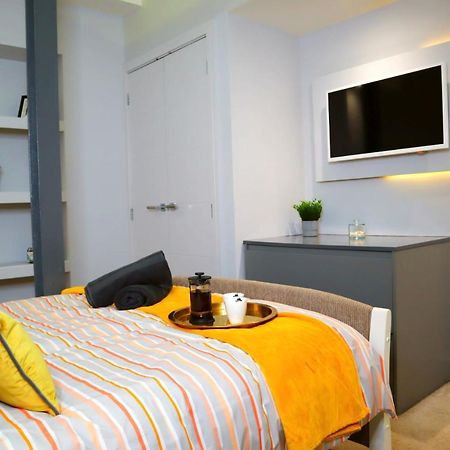 Trendy Urban Industrial Apartment - Great Location - Parking - Fast Wifi - Smart Tv - Beautiful 2 Double Bedroom Apartment Sleeps Up To 4! บอร์นมัธ ภายนอก รูปภาพ