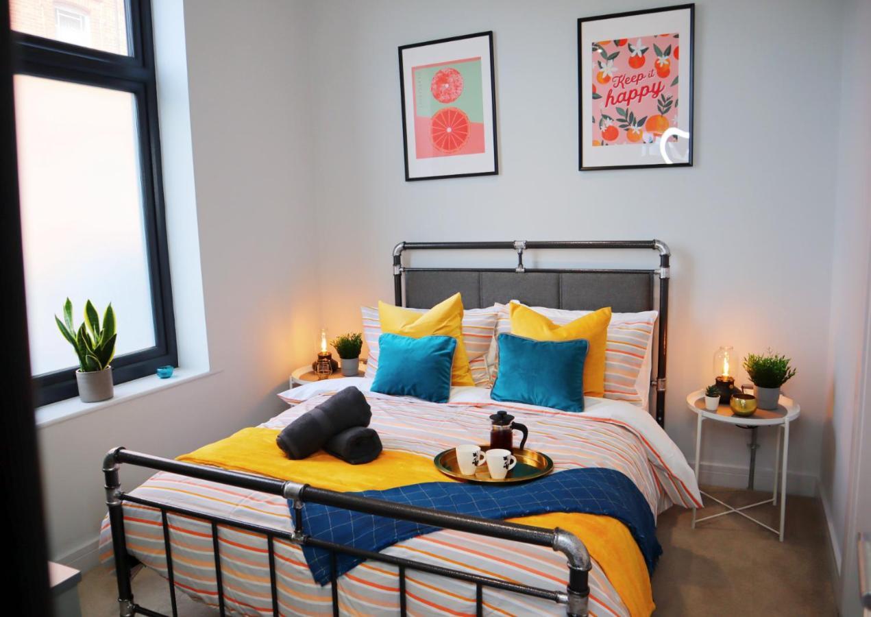 Trendy Urban Industrial Apartment - Great Location - Parking - Fast Wifi - Smart Tv - Beautiful 2 Double Bedroom Apartment Sleeps Up To 4! บอร์นมัธ ภายนอก รูปภาพ