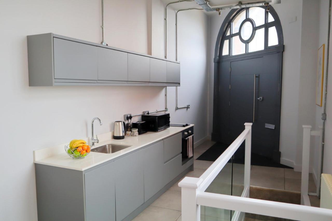Trendy Urban Industrial Apartment - Great Location - Parking - Fast Wifi - Smart Tv - Beautiful 2 Double Bedroom Apartment Sleeps Up To 4! บอร์นมัธ ภายนอก รูปภาพ