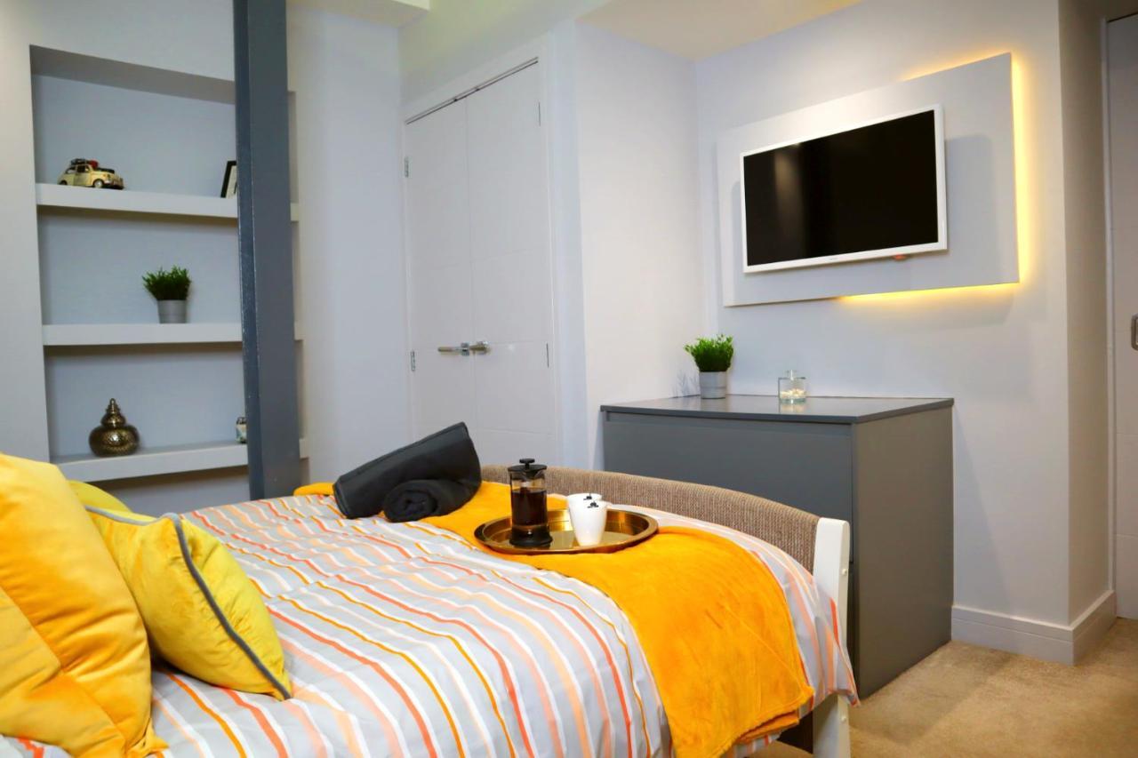 Trendy Urban Industrial Apartment - Great Location - Parking - Fast Wifi - Smart Tv - Beautiful 2 Double Bedroom Apartment Sleeps Up To 4! บอร์นมัธ ภายนอก รูปภาพ