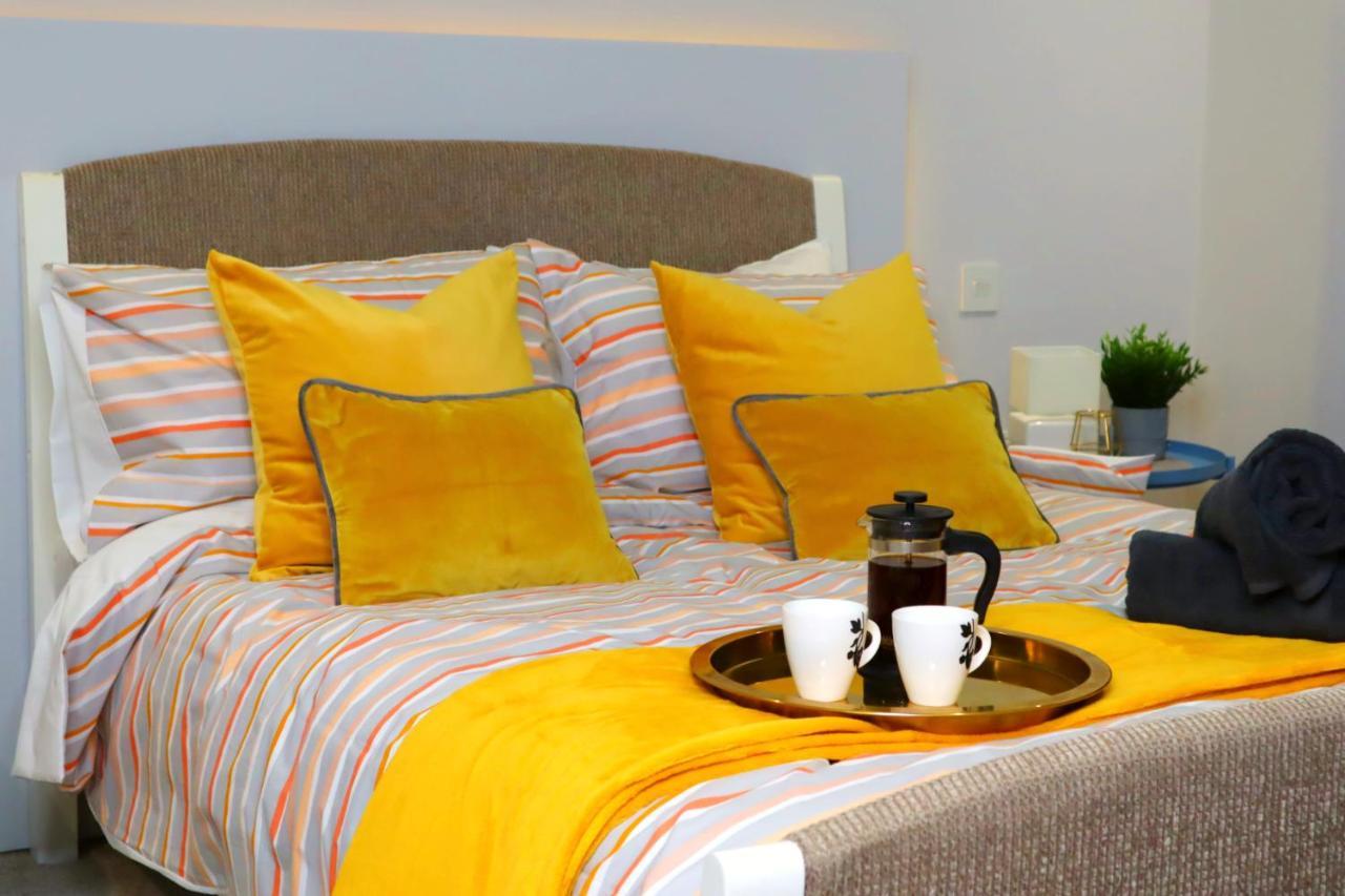Trendy Urban Industrial Apartment - Great Location - Parking - Fast Wifi - Smart Tv - Beautiful 2 Double Bedroom Apartment Sleeps Up To 4! บอร์นมัธ ภายนอก รูปภาพ