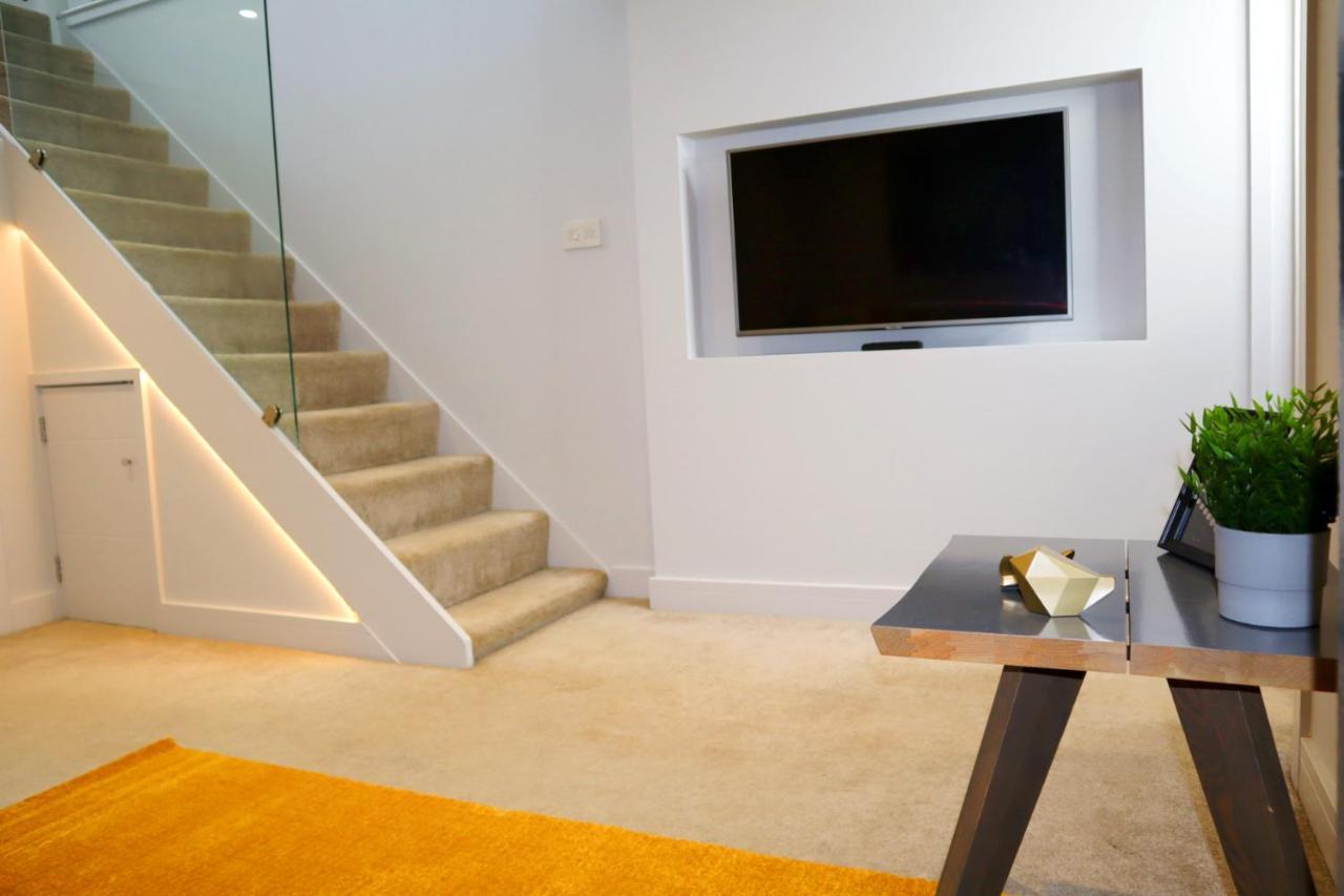 Trendy Urban Industrial Apartment - Great Location - Parking - Fast Wifi - Smart Tv - Beautiful 2 Double Bedroom Apartment Sleeps Up To 4! บอร์นมัธ ภายนอก รูปภาพ
