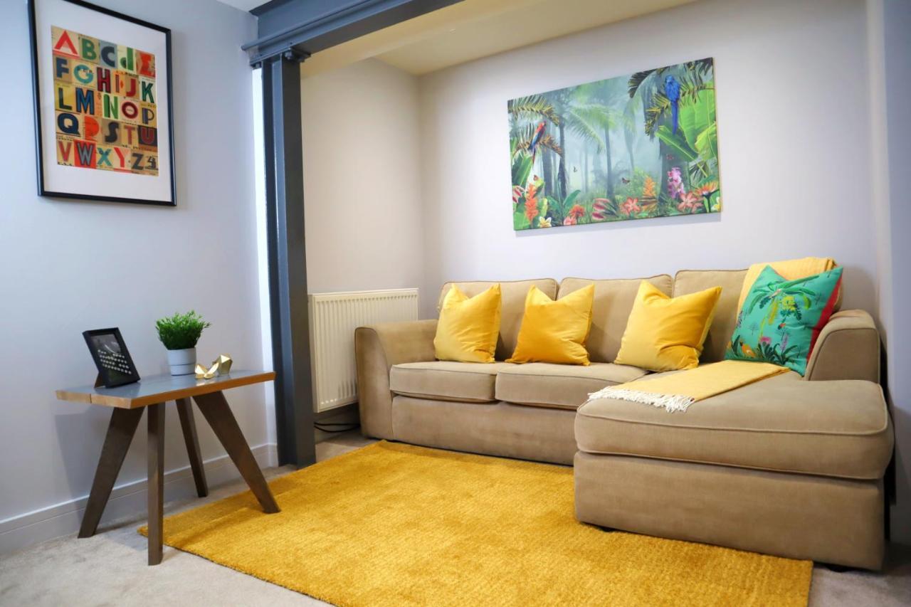 Trendy Urban Industrial Apartment - Great Location - Parking - Fast Wifi - Smart Tv - Beautiful 2 Double Bedroom Apartment Sleeps Up To 4! บอร์นมัธ ภายนอก รูปภาพ