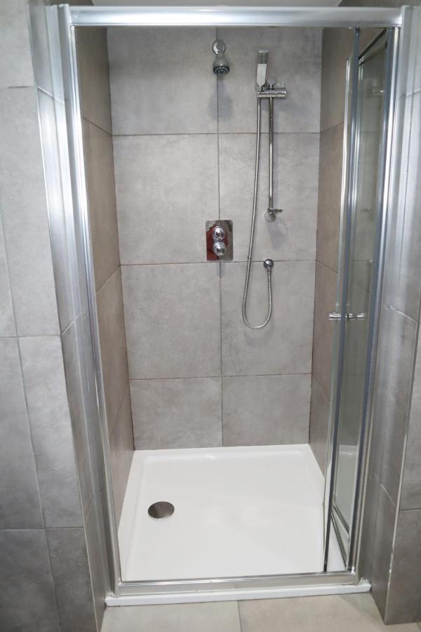 Trendy Urban Industrial Apartment - Great Location - Parking - Fast Wifi - Smart Tv - Beautiful 2 Double Bedroom Apartment Sleeps Up To 4! บอร์นมัธ ภายนอก รูปภาพ