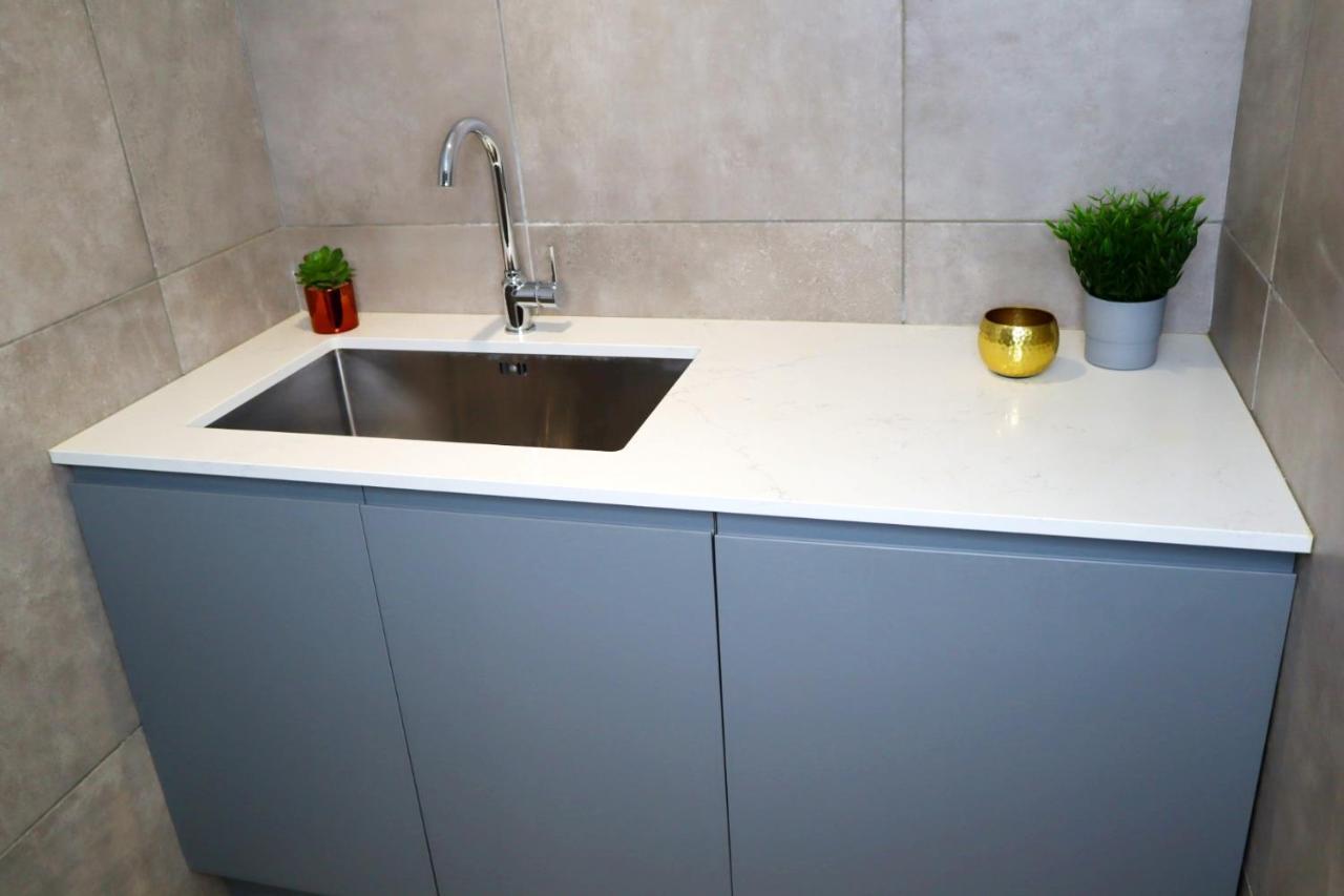 Trendy Urban Industrial Apartment - Great Location - Parking - Fast Wifi - Smart Tv - Beautiful 2 Double Bedroom Apartment Sleeps Up To 4! บอร์นมัธ ภายนอก รูปภาพ